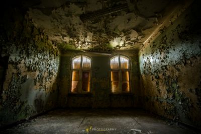 Ein Raum mit viel Peeling Farbe